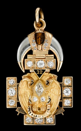 Lot 318 - 18 karat white and yellow gold diamond pendant