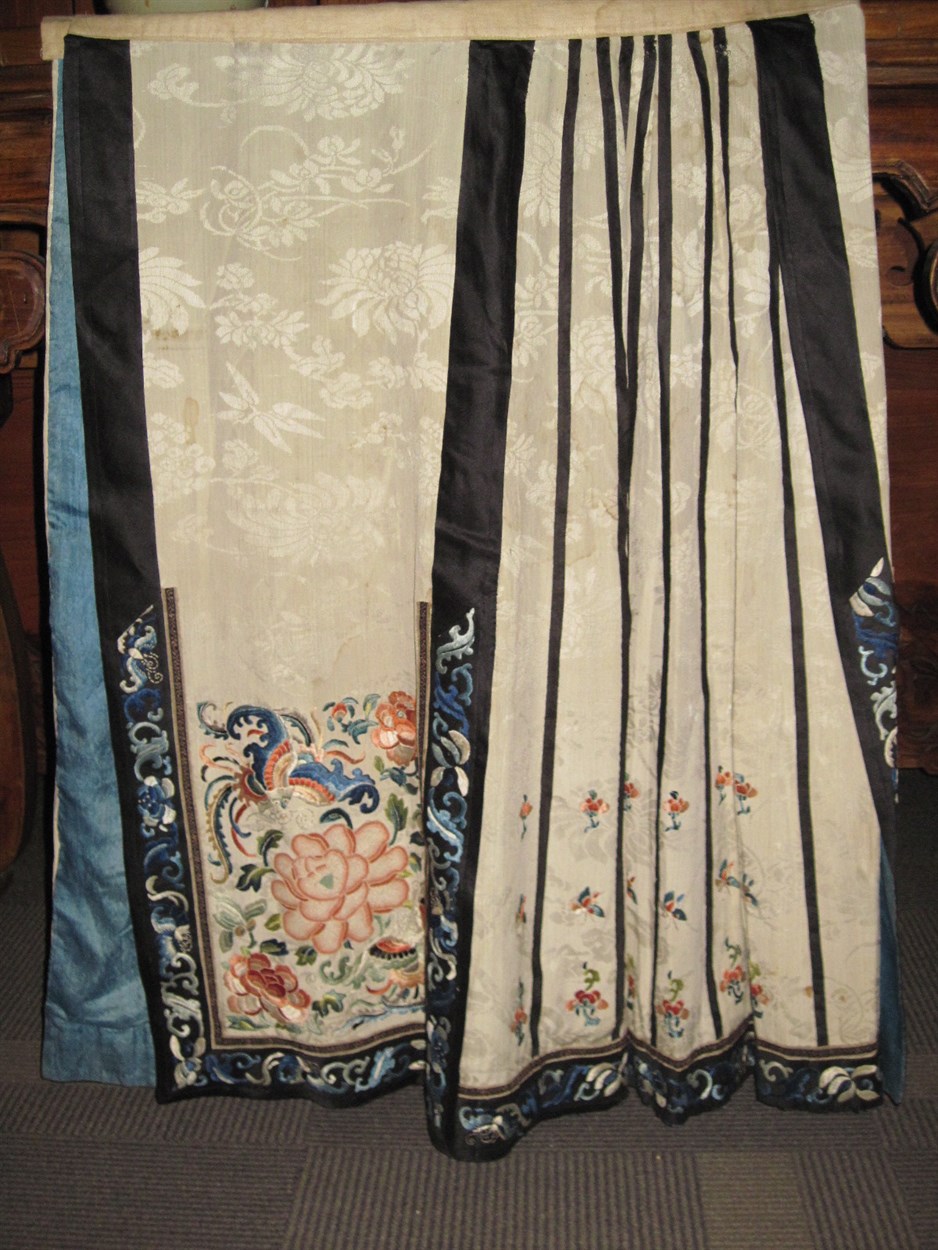 Lot 146 - Chinese embroidered silk skirt