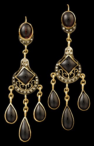 Lot 90 - 18 karat yellow gold garnet and diamond drop fringe earrings