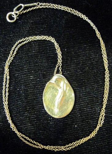 Lot 136 - 18 karat yellow gold pendant and chain, Tiffany & Co.