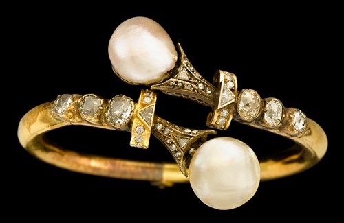 Lot 82 - Pearl and diamond bracelet