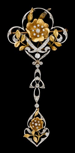 Lot 29 - Art Nouveau platinum and yellow gold diamond garland brooch
