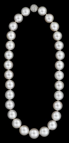 Lot 50 - Lady's cultured South Sea pearl necklace