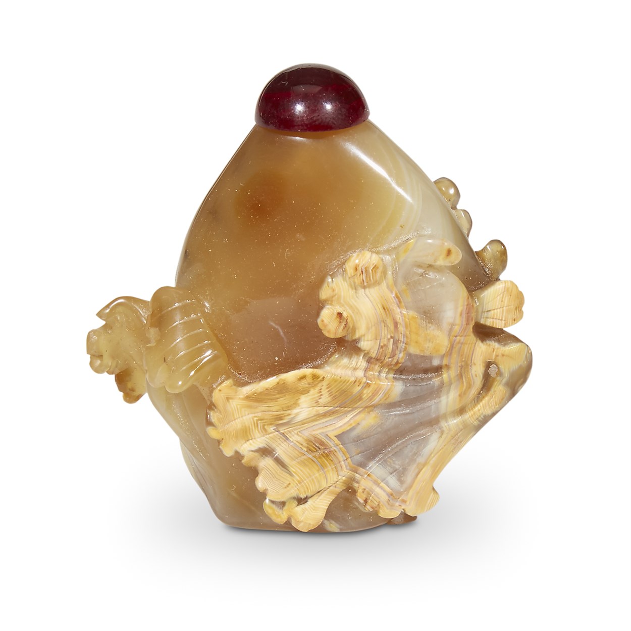 Lot 175 - A Chinese carved two-tone agate 'goldfish' snuff bottle