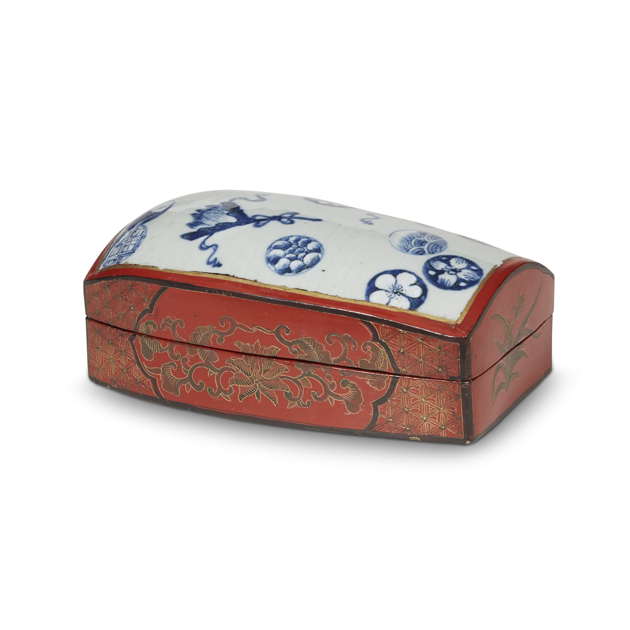 Lot 161 - A Chinese porcelain and lacquer box and cover