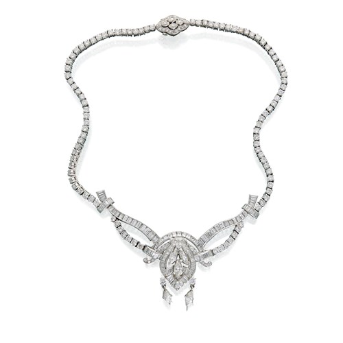 Lot 148 - A diamond and platinum necklace