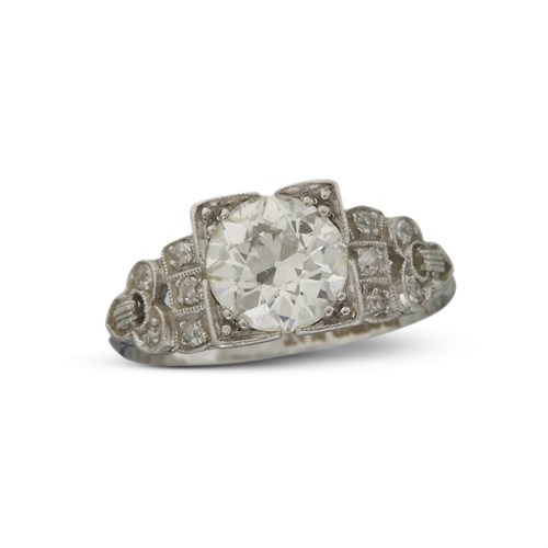 Lot 140 - An Art Deco diamond and platinum ring