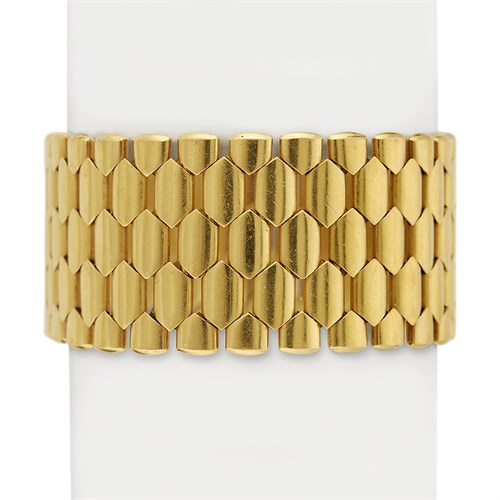 Lot 27 - A fourteen karat gold bracelet