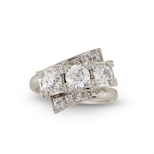 Lot 28 - A diamond and platinum bypass ring