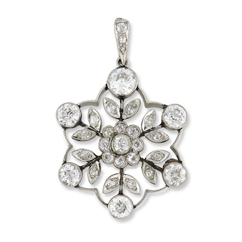 Lot 14 - A diamond and platinum pendant-brooch