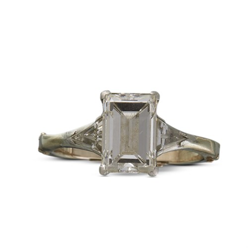Lot 71 - A diamond solitaire ring