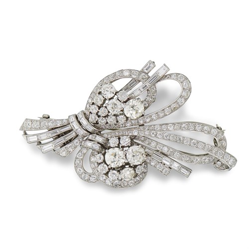 Lot 165 - A diamond, platinum and white gold double-clip brooch