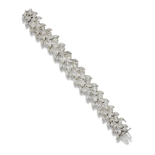 Lot 163 - A diamond and platinum cluster bracelet