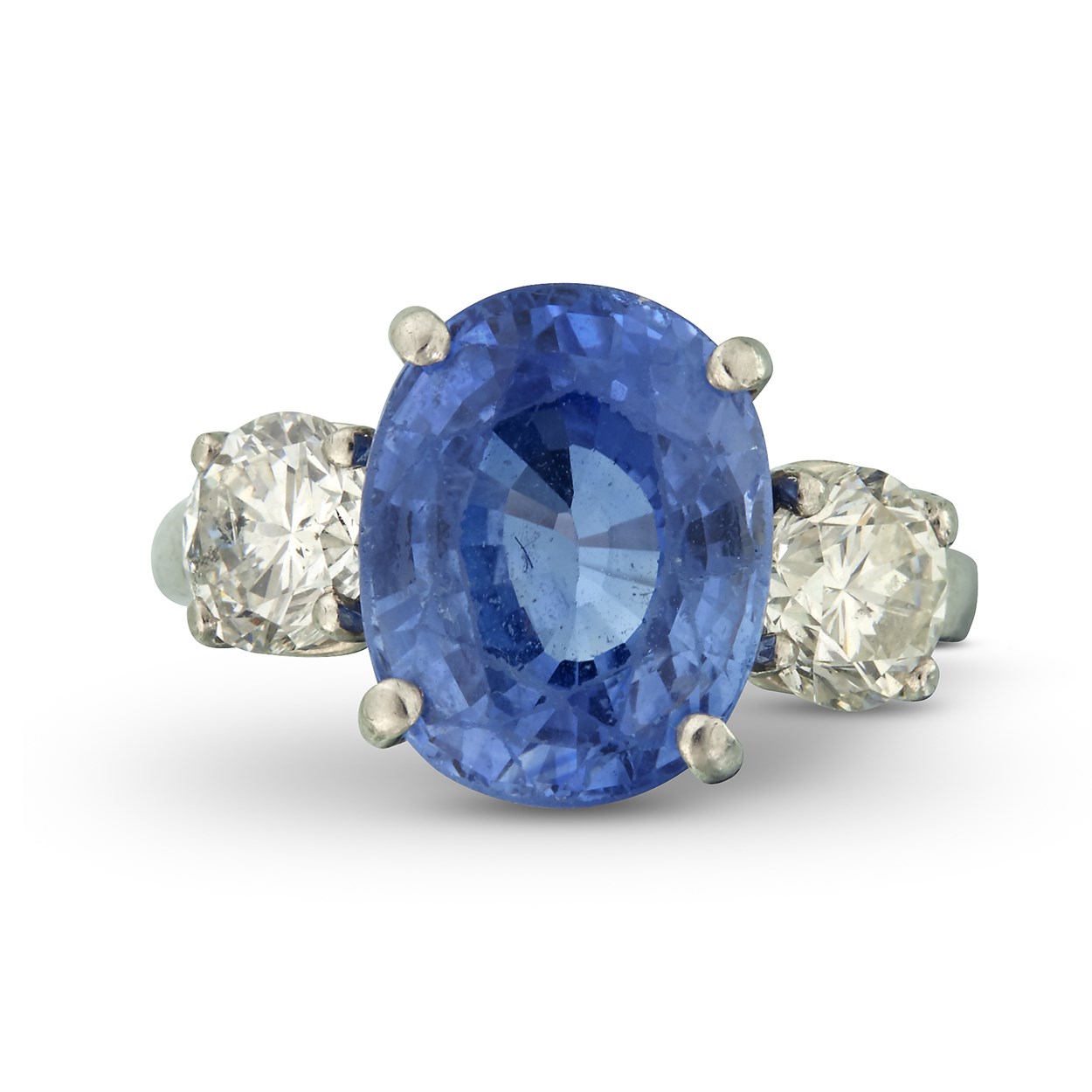 Lot 75 - A sapphire and diamond ring