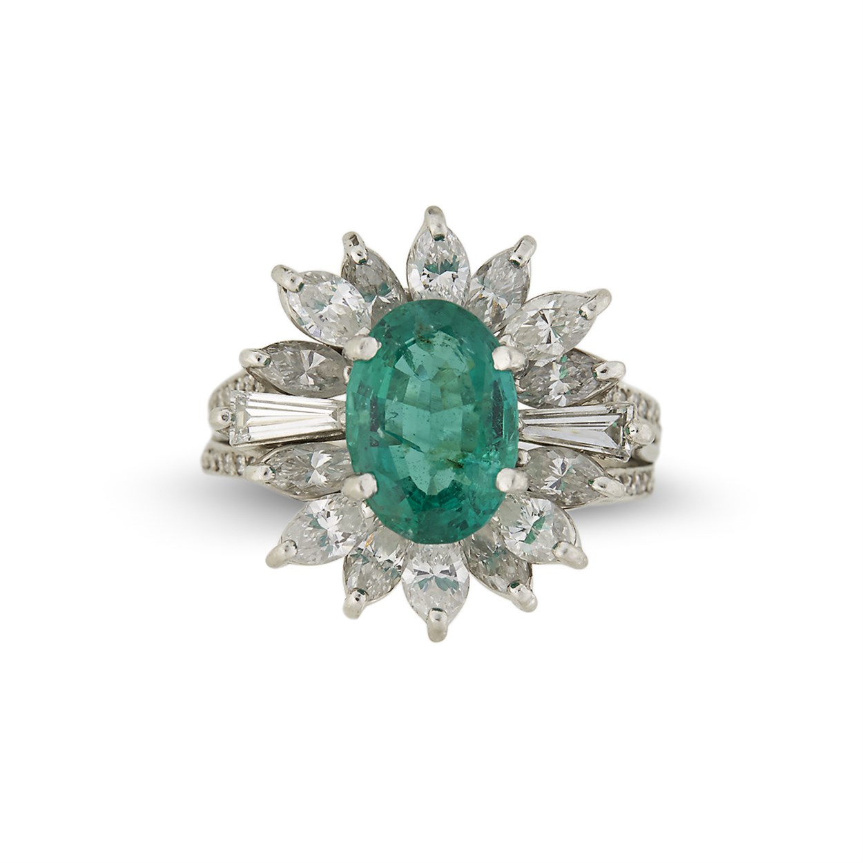 Lot 33 - An emerald and diamond ring