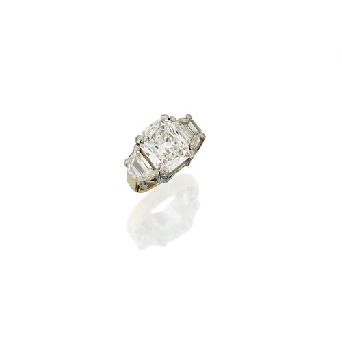 Lot 132 - A diamond solitaire ring