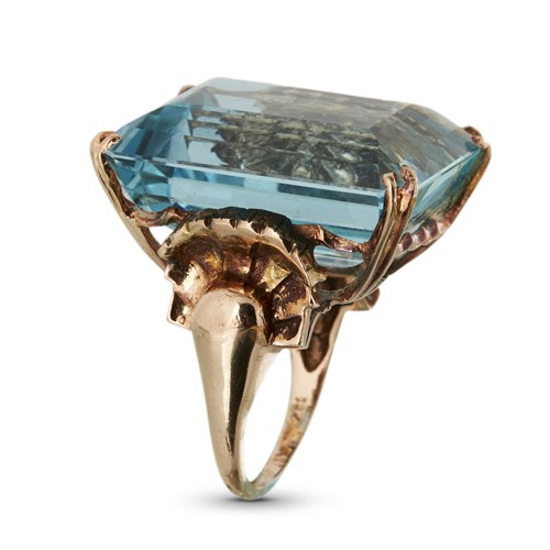Lot 85 - An aquamarine and fourteen karat rose gold ring
