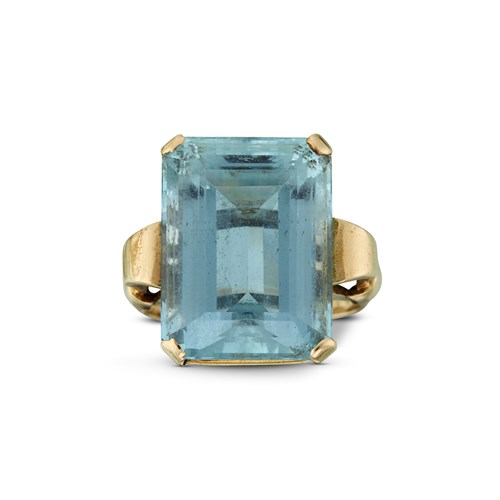 Lot 61 - An aquamarine and fourteen karat gold ring
