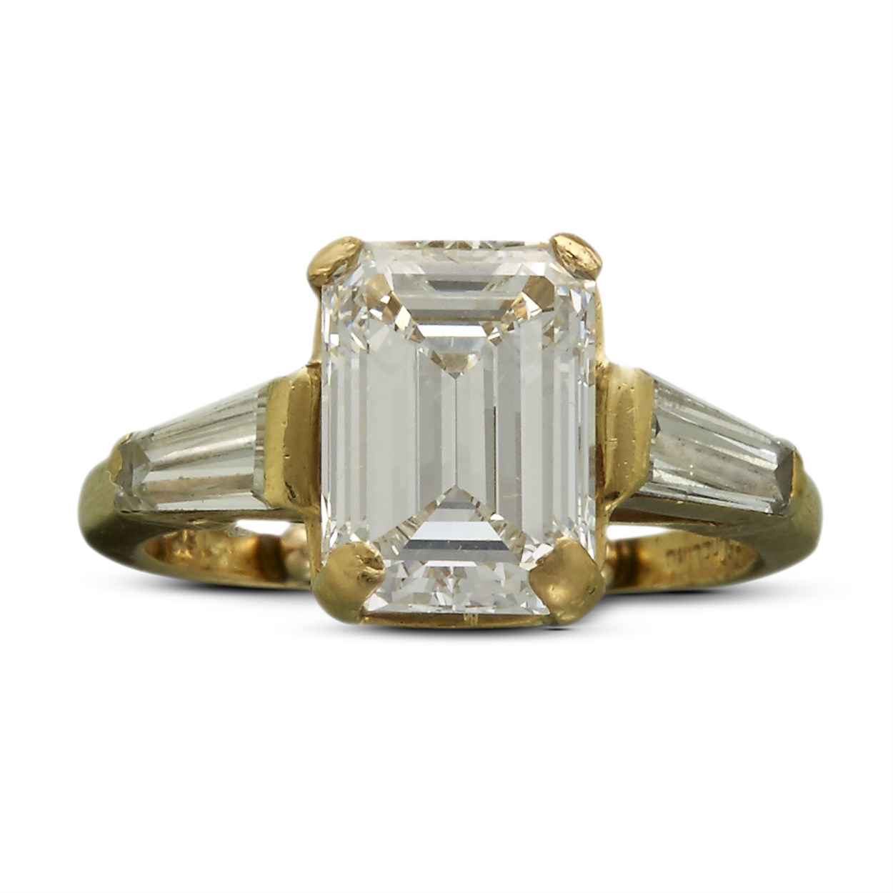 Lot 97 - A diamond solitaire ring