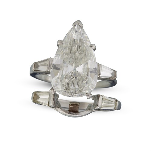 Lot 133 - A diamond solitaire ring and band