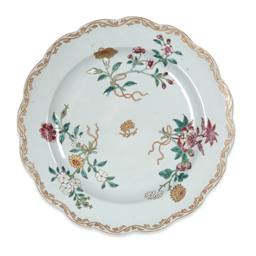 Lot 284 - A Chinese export porcelain famille rose-decorated plate with scalloped edge