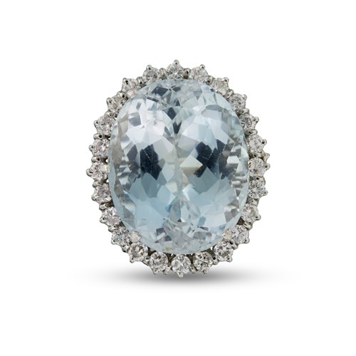 Lot 131 - An aquamarine, diamond and fourteen karat white gold ring