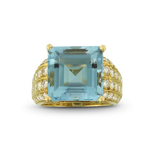 Lot 159 - An aquamarine, diamond and eighteen karat gold ring