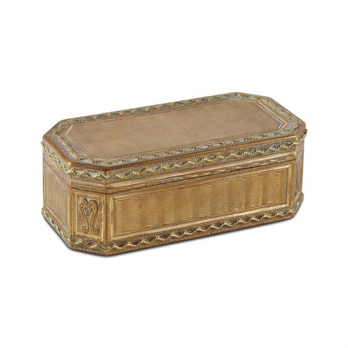 Lot 35 - A two-color gold engine turned snuffbox