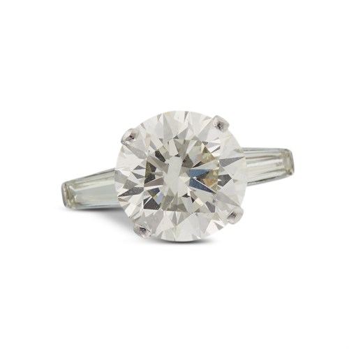 Lot 64 - A diamond solitaire ring