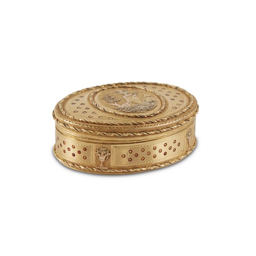 Lot 33 - A Louis XVI style three-color 18k gold and enamel snuff box