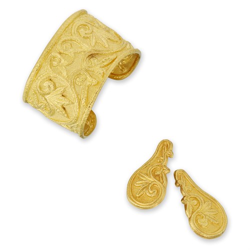 Lot 106 - An eighteen karat gold cuff bracelet and earrings, Ilias Lalaounis