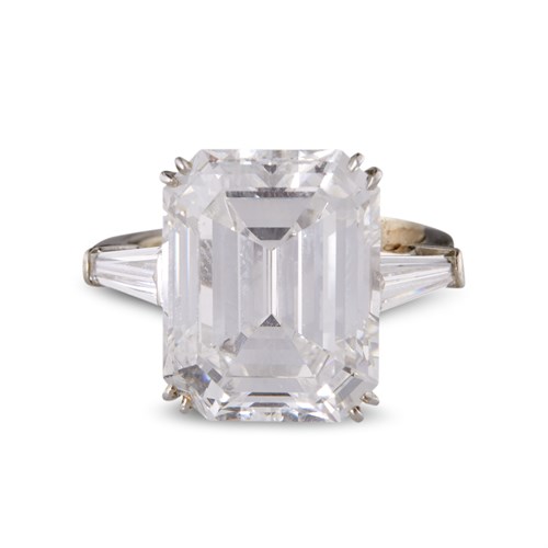 Lot 1016 - An impressive diamond solitaire ring