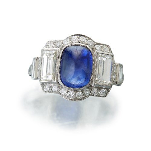 Lot 33 - A sapphire and diamond ring