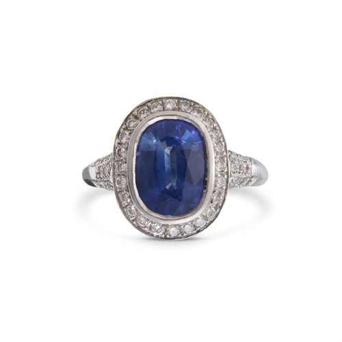 Lot 79 - A sapphire, diamond, and platinum ring
