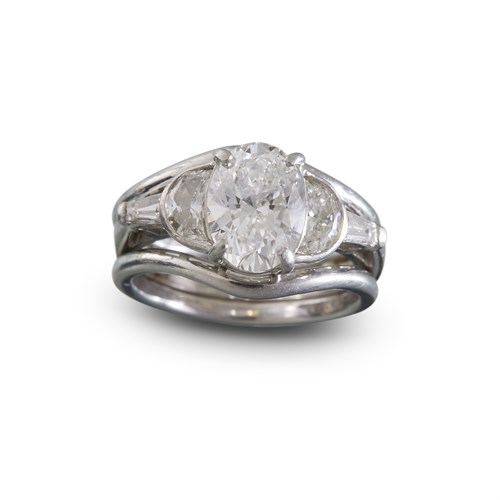 Lot 48 - A diamond and platinum ring