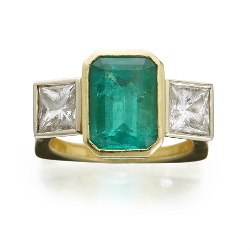 Lot 15 - An emerald, diamond and eighteen karat yellow gold ring