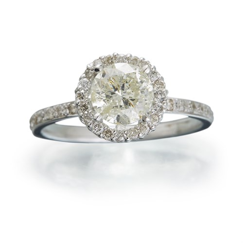 Lot 32 - A diamond and eighteen karat white gold ring