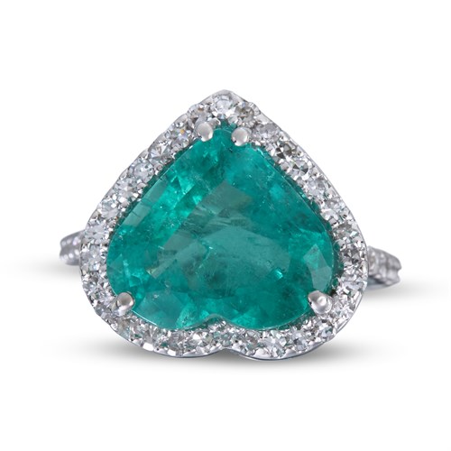 Lot 62 - A Colombian emerald, diamond and eighteen karat white gold ring