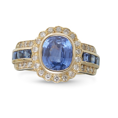 Lot 85 - A sapphire, diamond, and eighteen karat gold ring