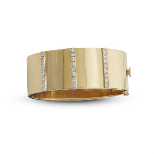 Lot 87 - A diamond and fourteen karat gold bangle bracelet